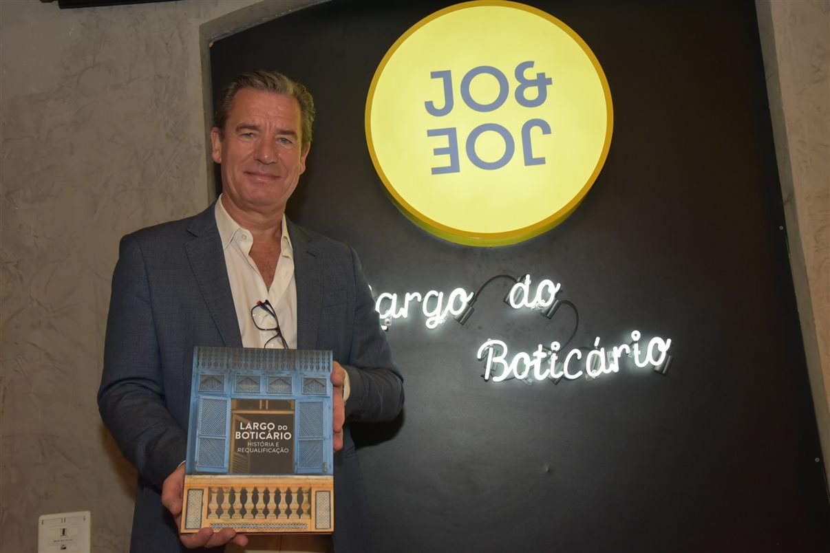 Thomas Dubaere, CEO da Accor na América do Sul, mostra o livro Largo do Boticário - História e Requalificação, que mostra o processo de renovação do Largo