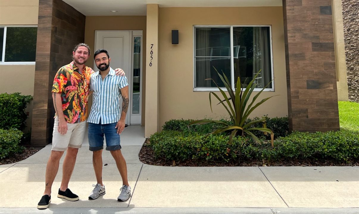 Rafael Piccin e Mauro Sousa em uma casa de aluguel em Kissimmee
