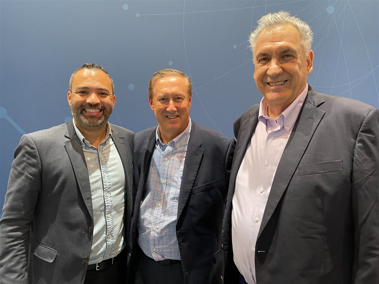 Peterson Prado e Fernando Slomp, da Avipam, com Doug Payne, VP de Vendas da Altour