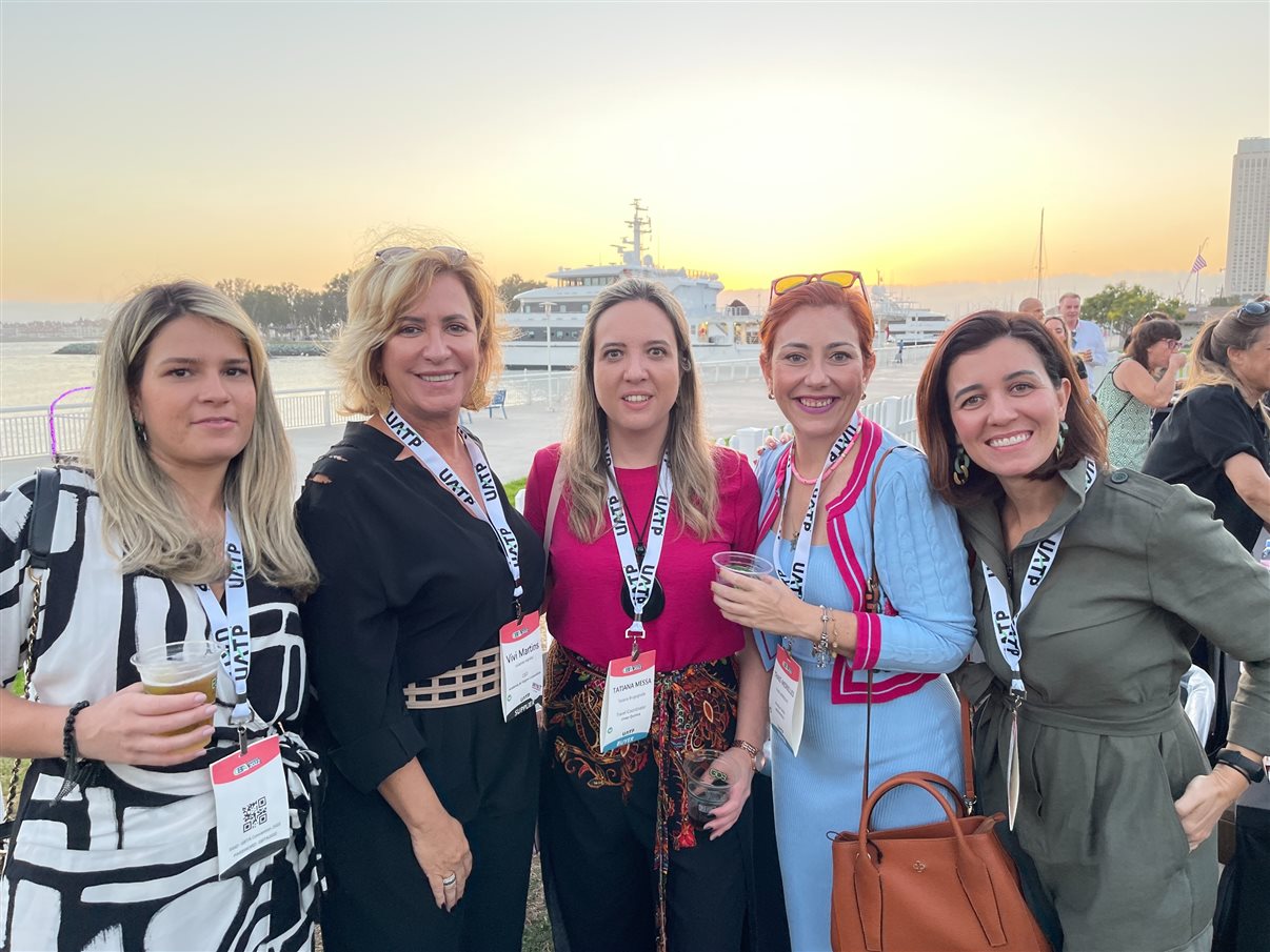 Juliana Andrade e Viviânne Martins, da Academia de Viagens, Tatiana Mesa, coordenadora de Viagens da União Química, Thais Meirelles, da Brookfield, e Aline Bueno, da HRS