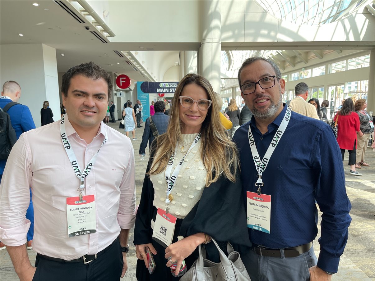 Edmar Bull e Felipe Mesquita, da Copastur, com Giovana Jannuzzelli, da Alagev