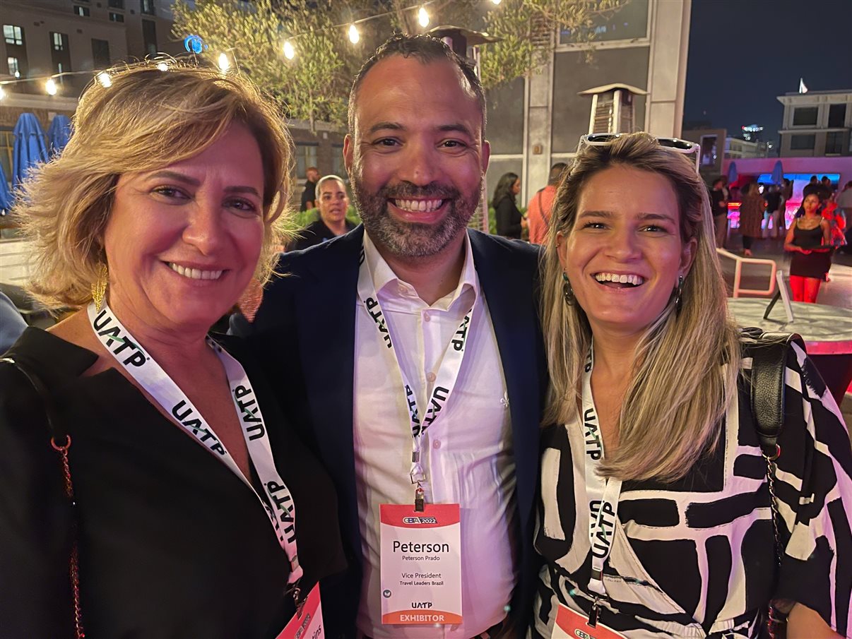 Vivi Martins e Juliana Andrade, com Peterson Prado