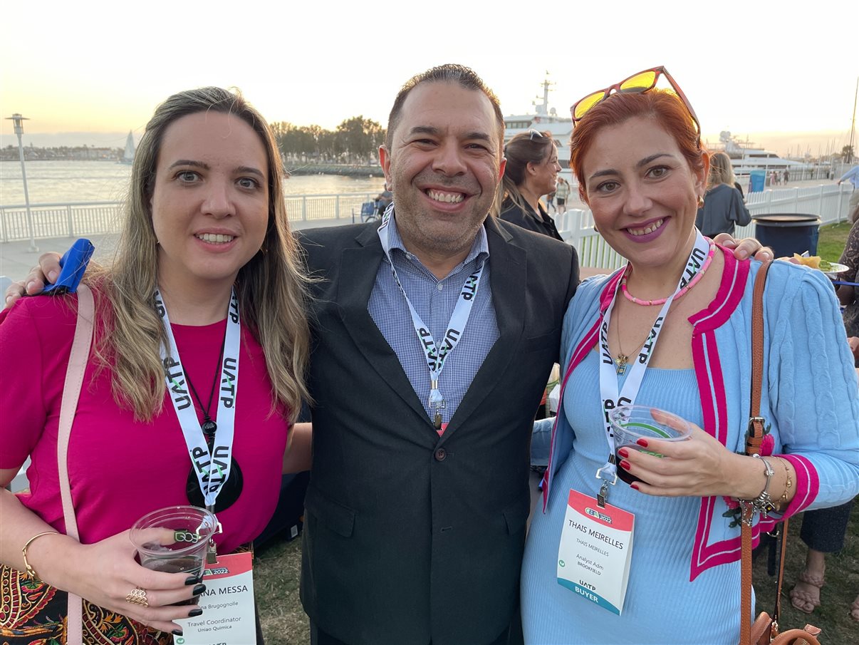 Anderson Paranhos, da Avipam, com as clientes Tatiana Messa, da União Química, e Thais Meirelles, da Brookfield