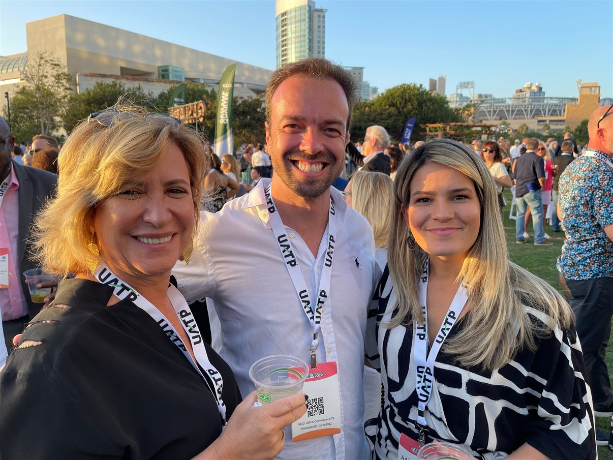 Fernando Bacalá, diretor de Vendas e Marketing do Renaissance São Paulo, com Vivi Martins e Juliana Andrade