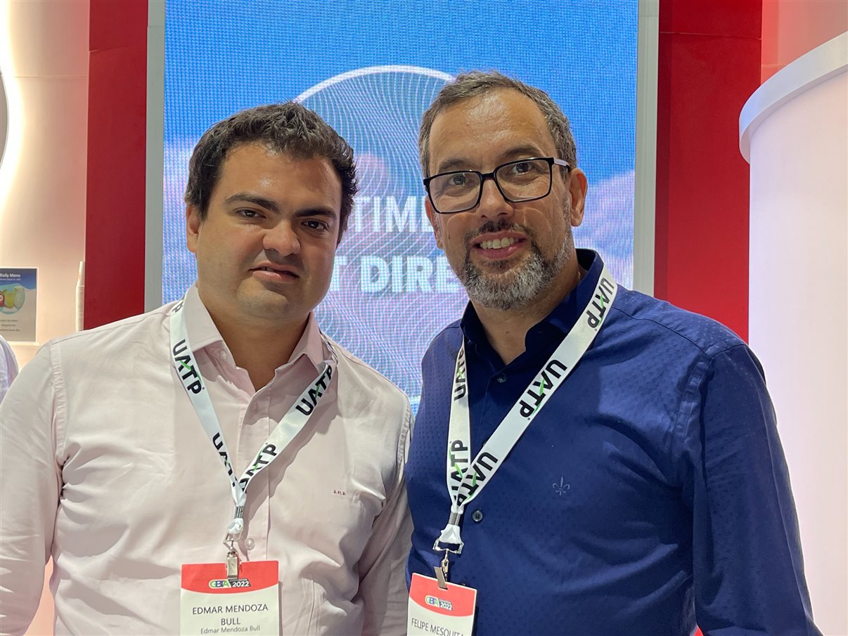 Edmar Mendoza e Felipe Mesquita, da Copastur, no estande da Direct Travel ATPI, parceira global da TMC