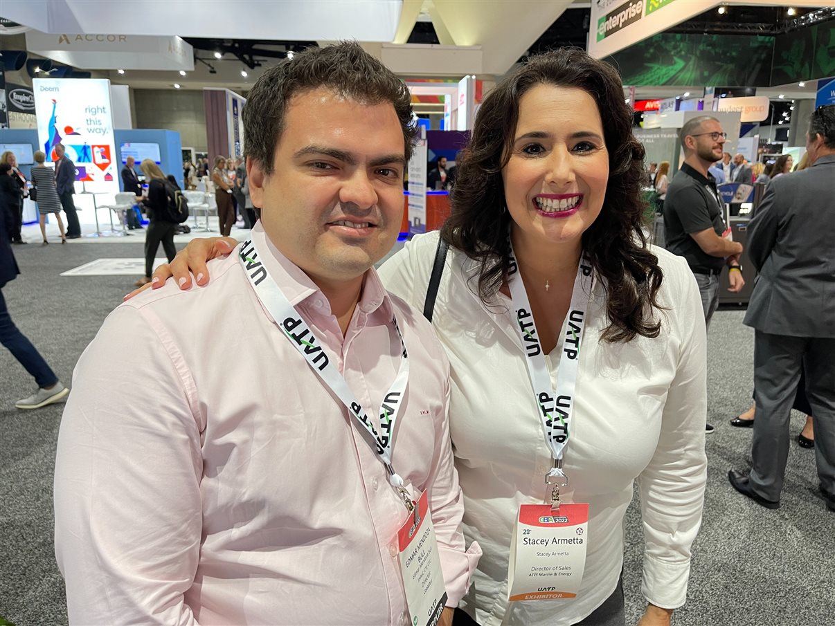 Edmar Mendoza Bull, da Copastur, com Stacey Armetta, da ATPI