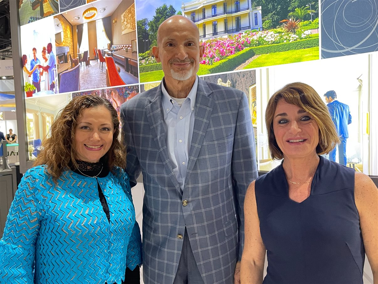 A gerente no México, Eva Ramirez, o CEO do BWH Hotel Group, Larry Cuculic, e a VP global de Vendas, Wendy Ferrill