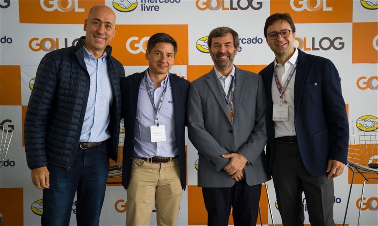 Fernando Yunes e Pablo Navarrete, do Mercado Livre, com Julio Perroti, da Gollog, e Celso Ferrer, da Gol
