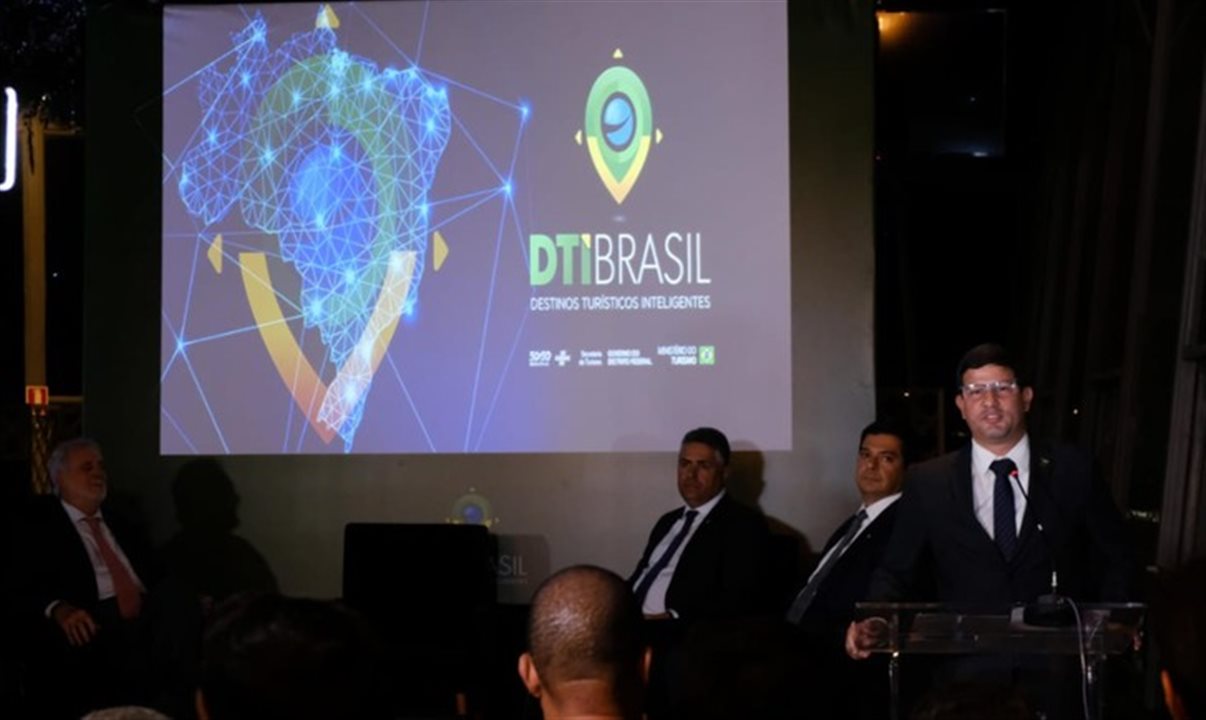Ministro Carlos Brito na entrega de certificados a Destinos Turísticos Inteligentes em Transformação no País