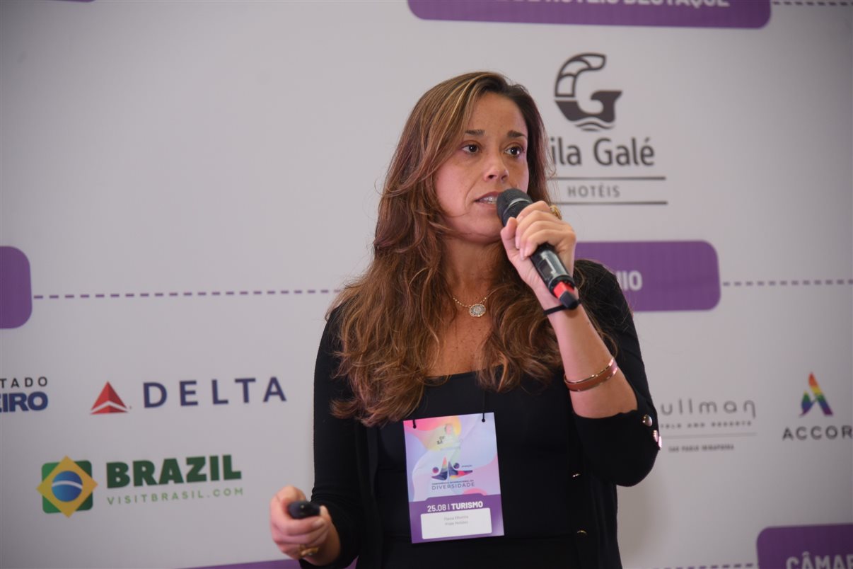 Flavia Oliveira, responsável por novos negócios na Tbo.com, apresentando o Pride Holidays, plataforma de marketplace com pacotes exclusivos para a comunidade LGBT+