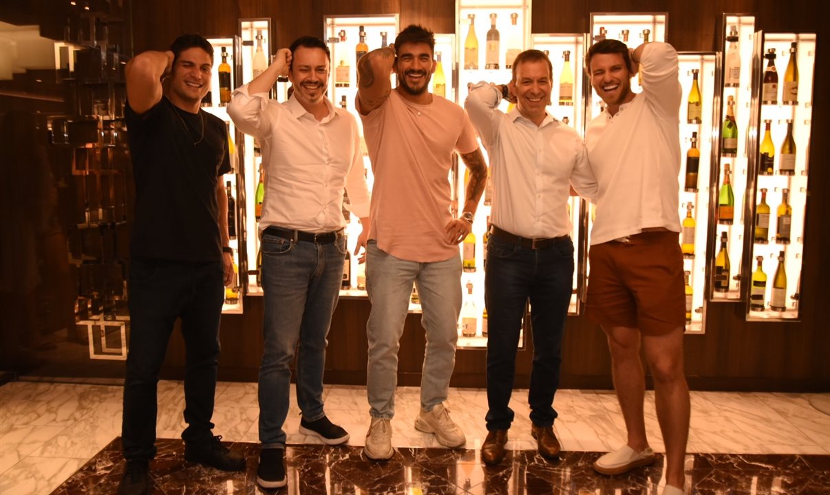 Os modelos e ex-BBBs André Martinelli, Guilherme Napolitano e Lucas Bissoli, com Eduardo Simões e Adrian Ursilli, da MSC. A pose ficou famosa no último BBB por causa de Bissoli, o Barão da Piscadinha