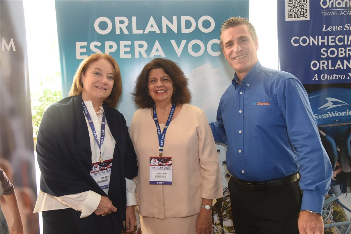 Jussara Haddad, do Consulado dos EUA, ao lado de Elaine Blazys e Patrick Yvars, do Visit Orlando