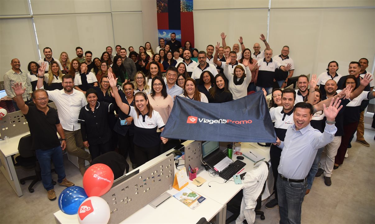 Equipe da ViagensPromo celebra os quatro anos da empresa
