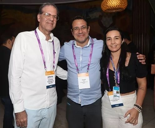 Antônio Barretto Jr, diretor de Turismo da Secult, com parte de sua equipe, Manoel Neto e Leila Nogueira, no coquetel de recepção do Capa Latin America