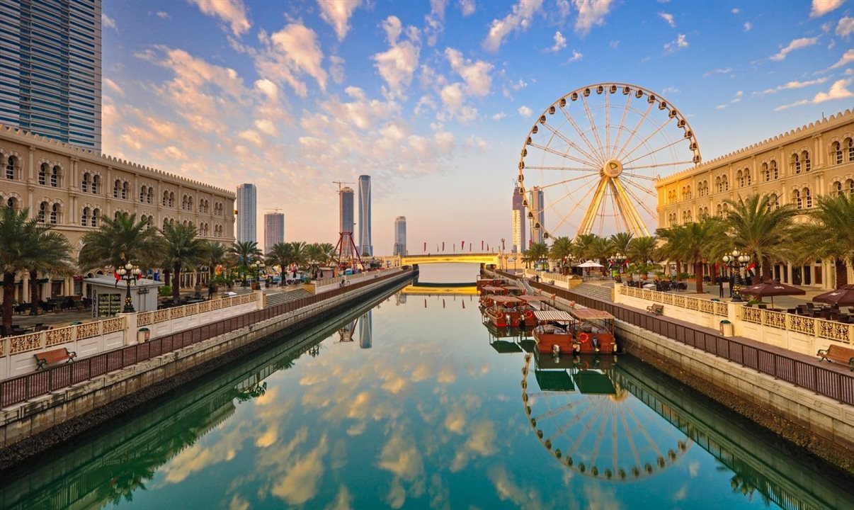 Um dos atrativos do destino é o bairro Al Qasba, que oferece um complexo de entretenimento com roda-gigante, fontes de água musicais e passeio pelo rio de Sharjah