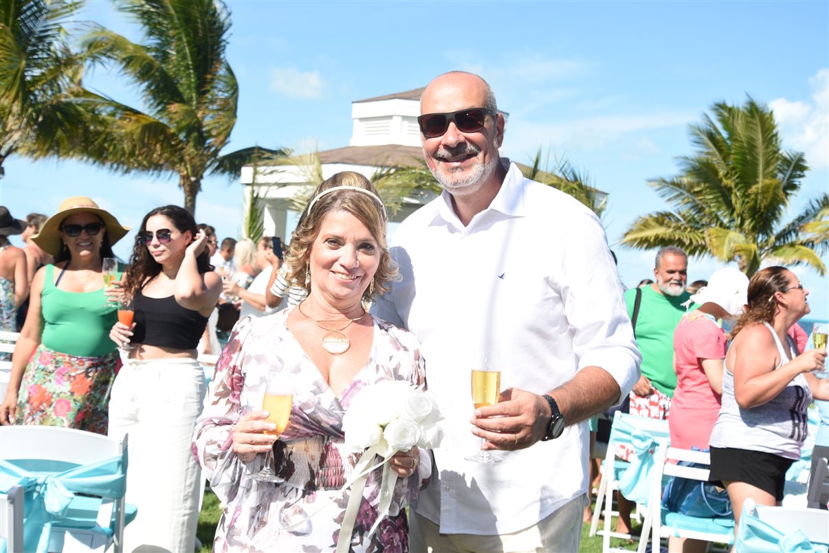 Os agentes Alexandre Fernandes e Claudia Fernandes, da Kronner Viagens, renovaram votos celebrando os 30 anos de casamento