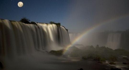 Arco-íris lunar nas Cataratas do Iguaçu