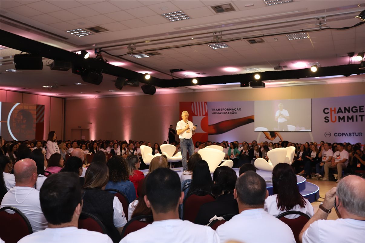 Edmar Bull, presidente da Copastur, fez abertura da convenção apresentação apresentando números de novas pessoas colaboradoras e aborda crescimento da empresa