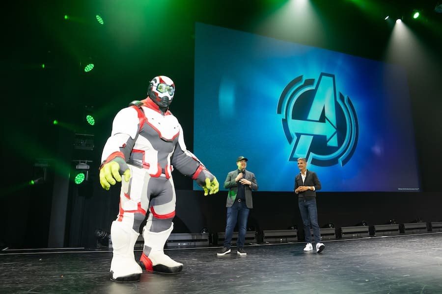 Hulk, Kevin Feige, presidente da Marvel Studios, e Josh D'Amaro, presidente da Disney Parks
