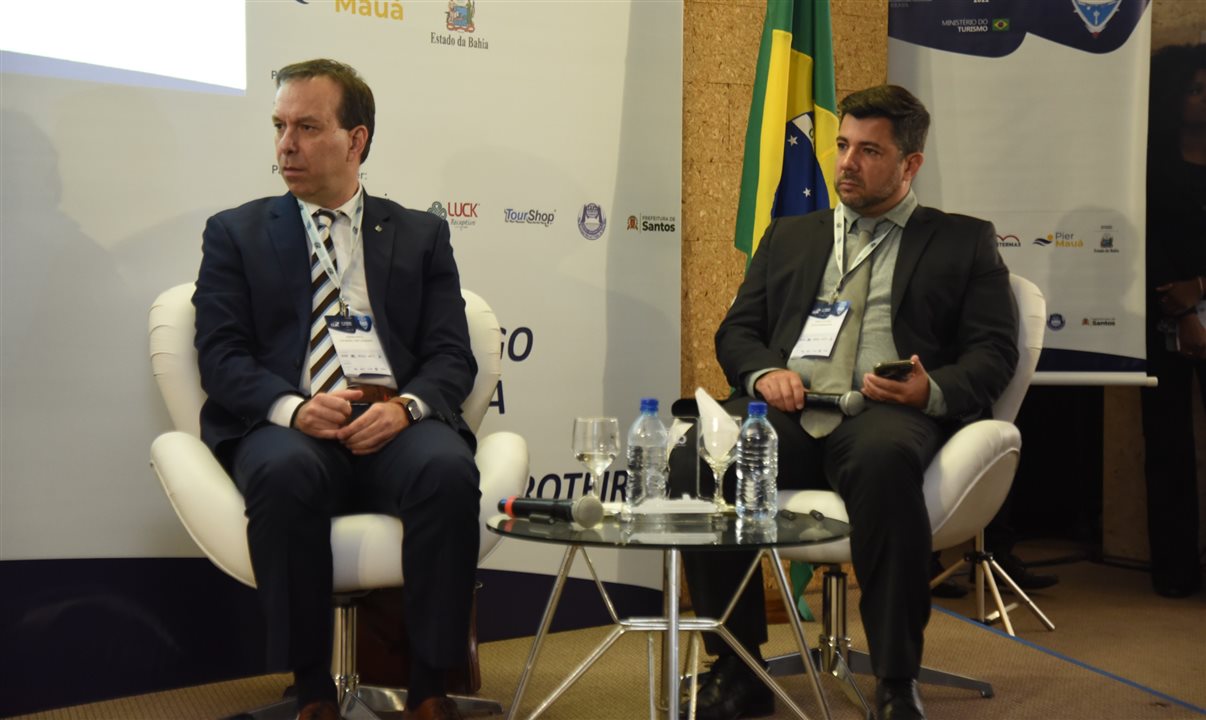 Adrian Ursilli, diretor da MSC Cruzeiros no Brasil, e o jornalista André Coutinho, que mediou o painel