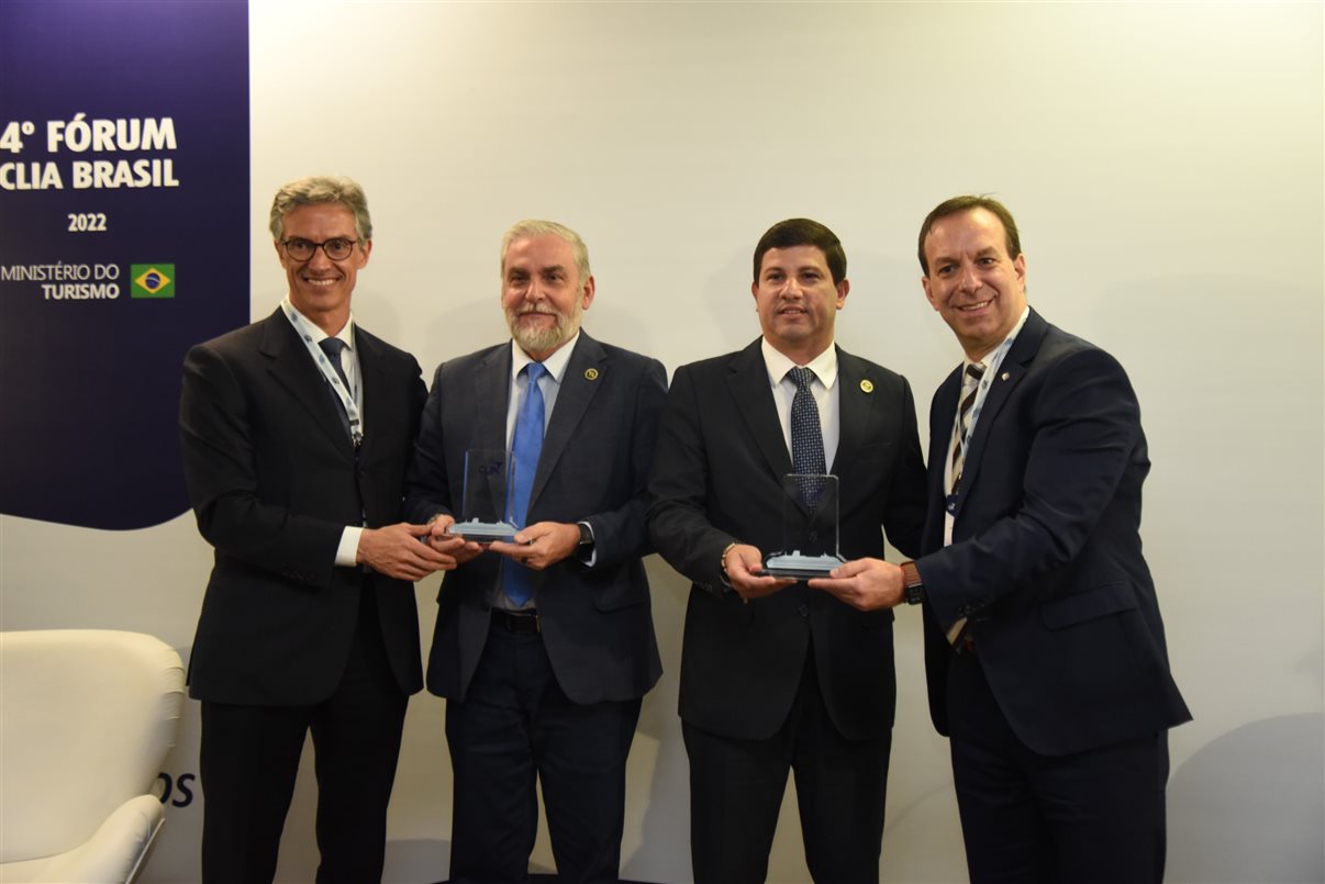 Marco Ferraz e Adrian Ursilli, da Clia Brasil, posam com Sivio Nascimento, da Embratur, e Carlos Brito, ministro do Turismo