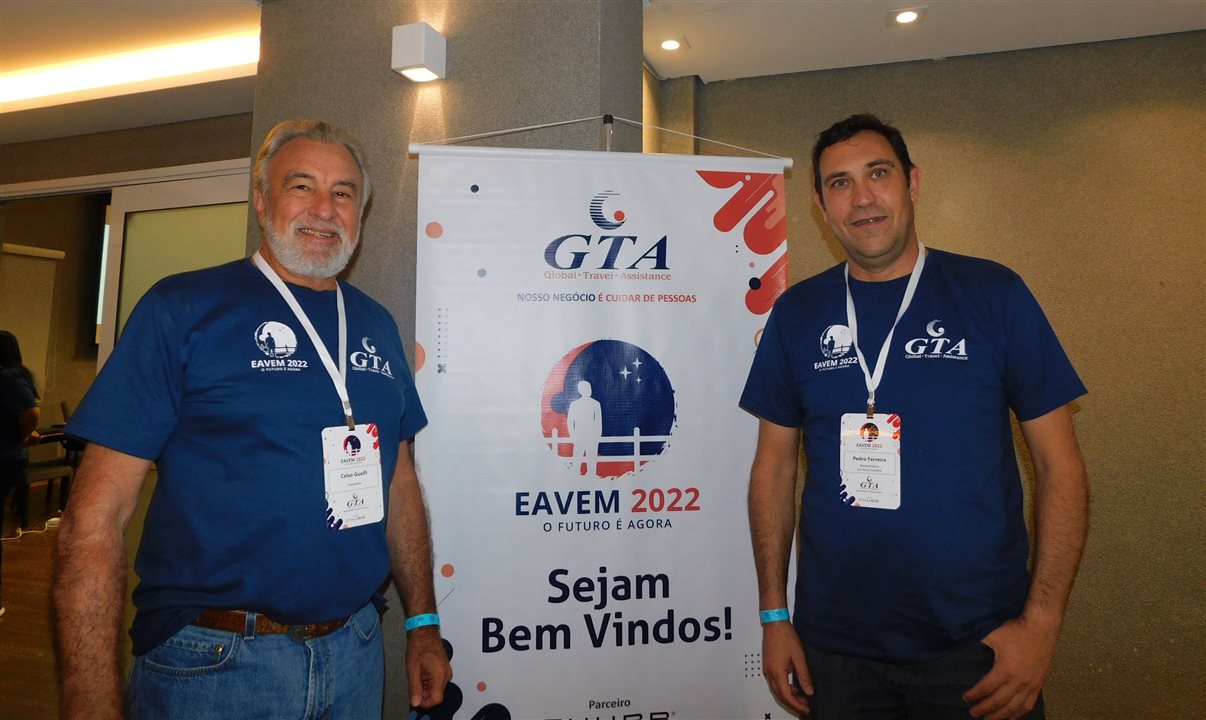 O presidente da GTA, Celso Guelfi, com o novo promotor de Vendas de Santa Catarina, Pedro Luis Philippelli   