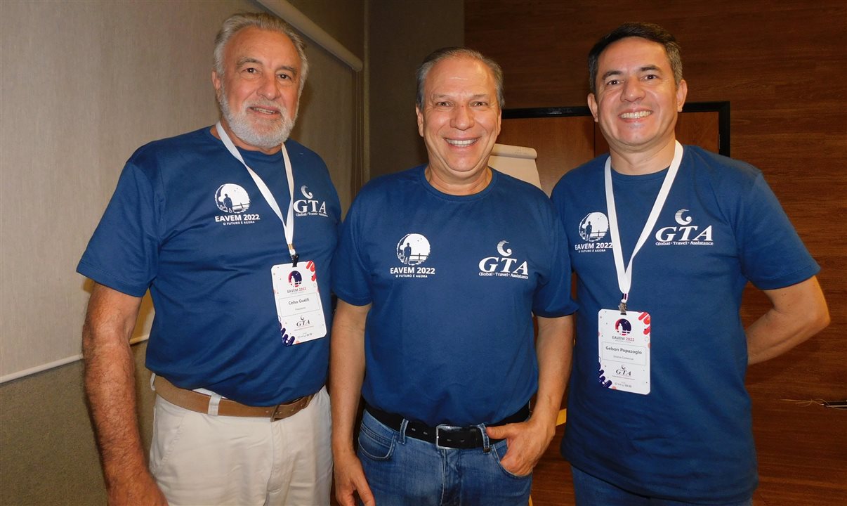 Celso Guelfi e Gelson Popazoglo, da GTA, junto ao palestrante Alfredo Rocha 