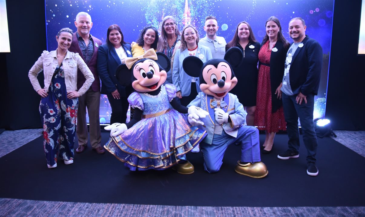 Mickey e Minnie com a equipe Disney Destinations