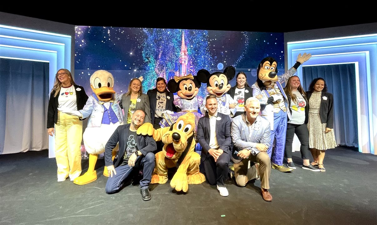 A equipe Disney Destinations posa com alguns dos principais personagens da marca