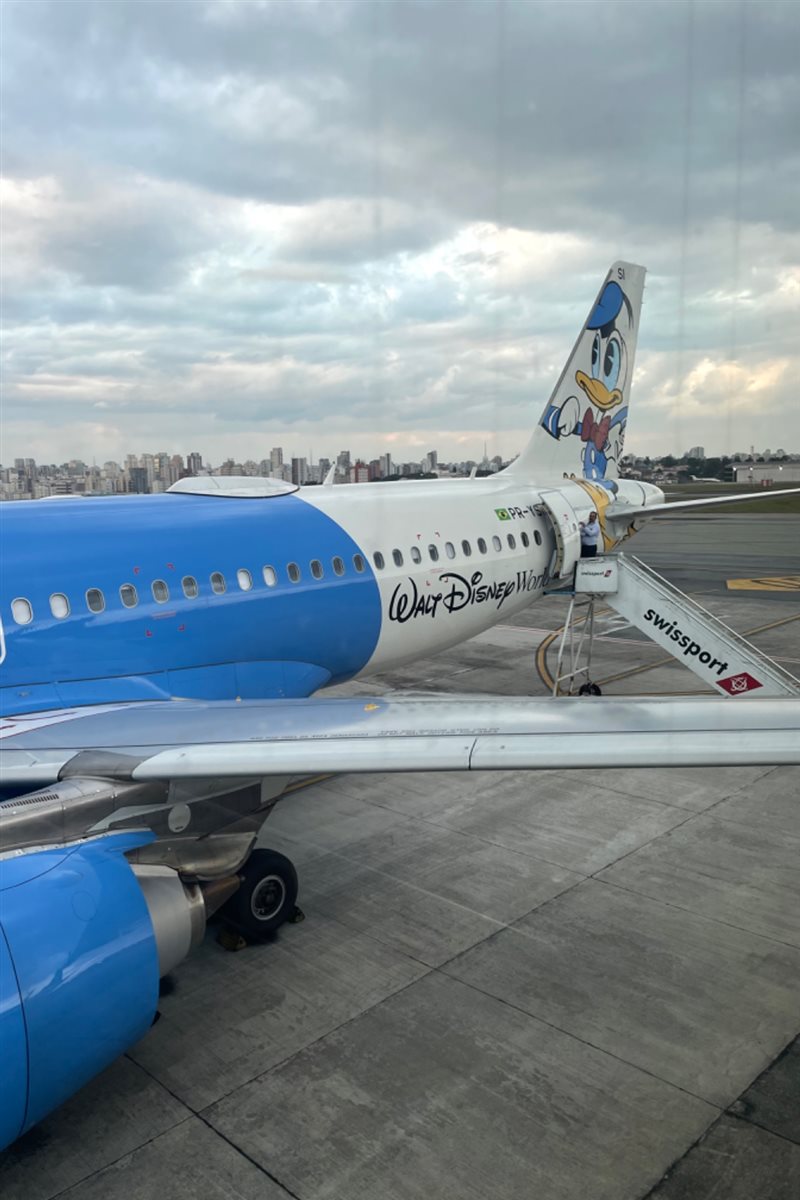 O voo para Recife é a bordo da aeronave que homenageia o personagem Pato Donald