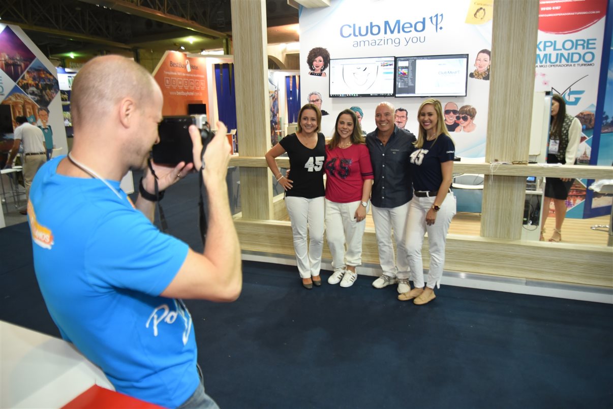 Momento foto com Zé Guilherme, da PANROTAS, e equipe do Club Med
