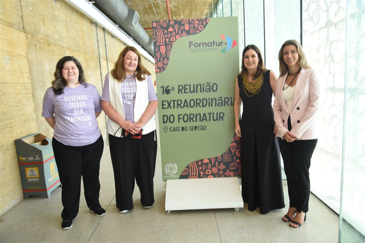 Jerusa Hara e Magda Nassar, da Abav Nacional, com Milu Megale, secretária de Turismo de Pernambuco, e Karina Nogueira, da Embratur
