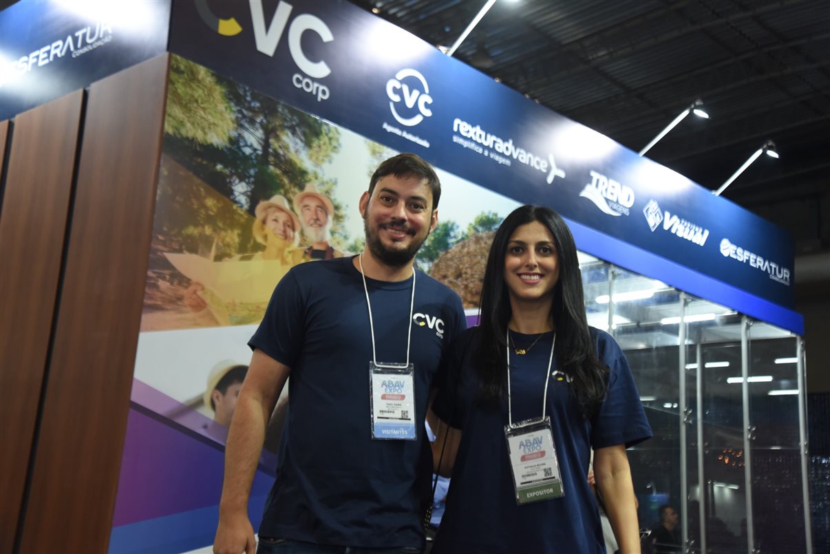 Tiago Xavier, um dos executivos da CVC Corp baseados em Portugal, e Nathalia Moura, gerente de Produtos Europa da CVC Corp