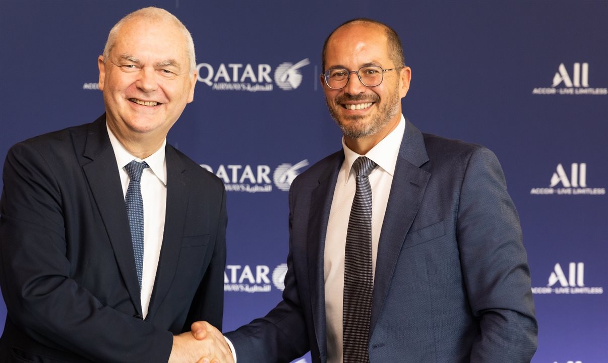 Thierry Antinori, diretor comercial da Qatar Airways, e Mehdi Hemici, diretor de Lealdade e Parcerias da Accor, assinaram o novo acordo entre as duas companhias