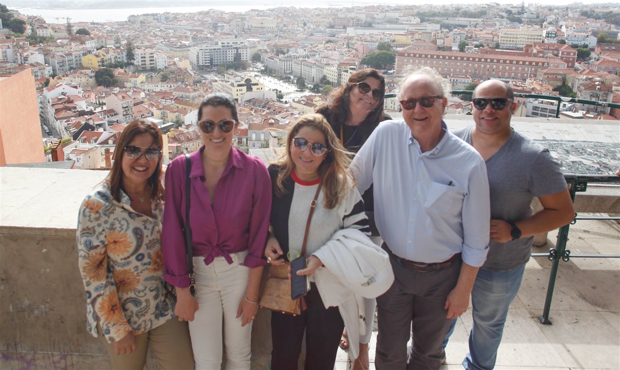 Grupo posa para foto no Miradouro de Nossa Senhora do Monte, um dos pontos mais altos de Lisboa