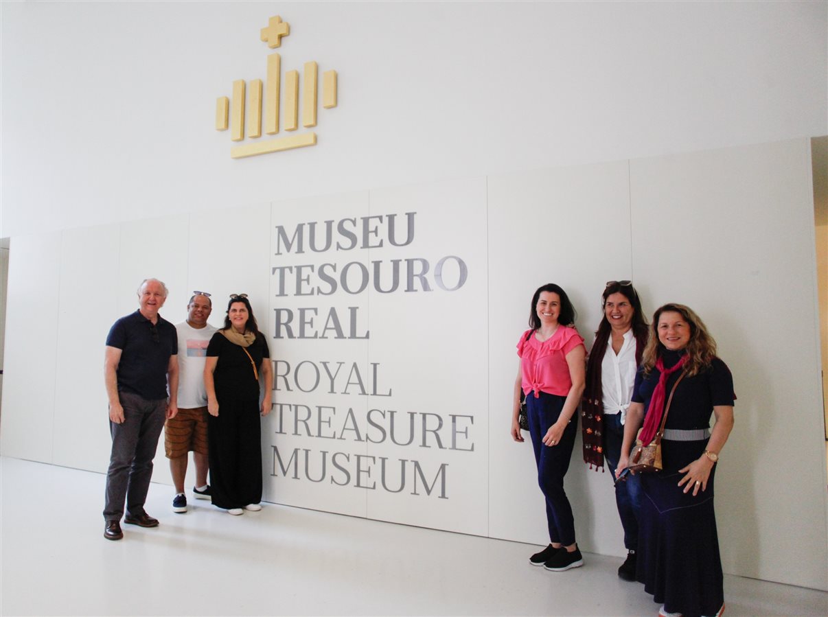 Grupo na entrada do Museu do Tesouro Real, durante famtour da Diversa Turismo em Lisboa