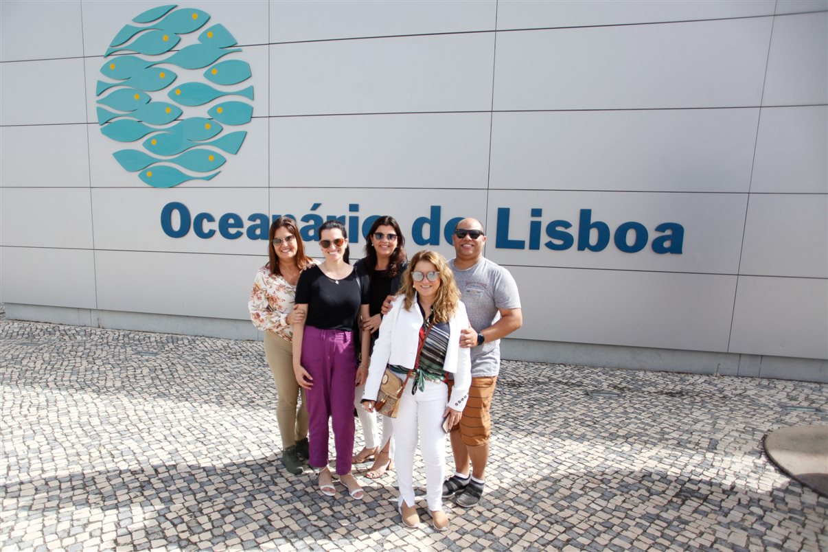 Grupo de agentes de viagens na entrada do Oceanário de Lisboa
