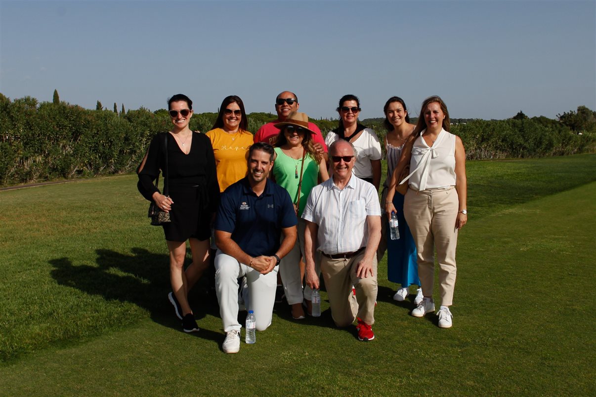 Grupo de agentes de viagens durante prática de golfe no hotel Dom Pedro Victoria