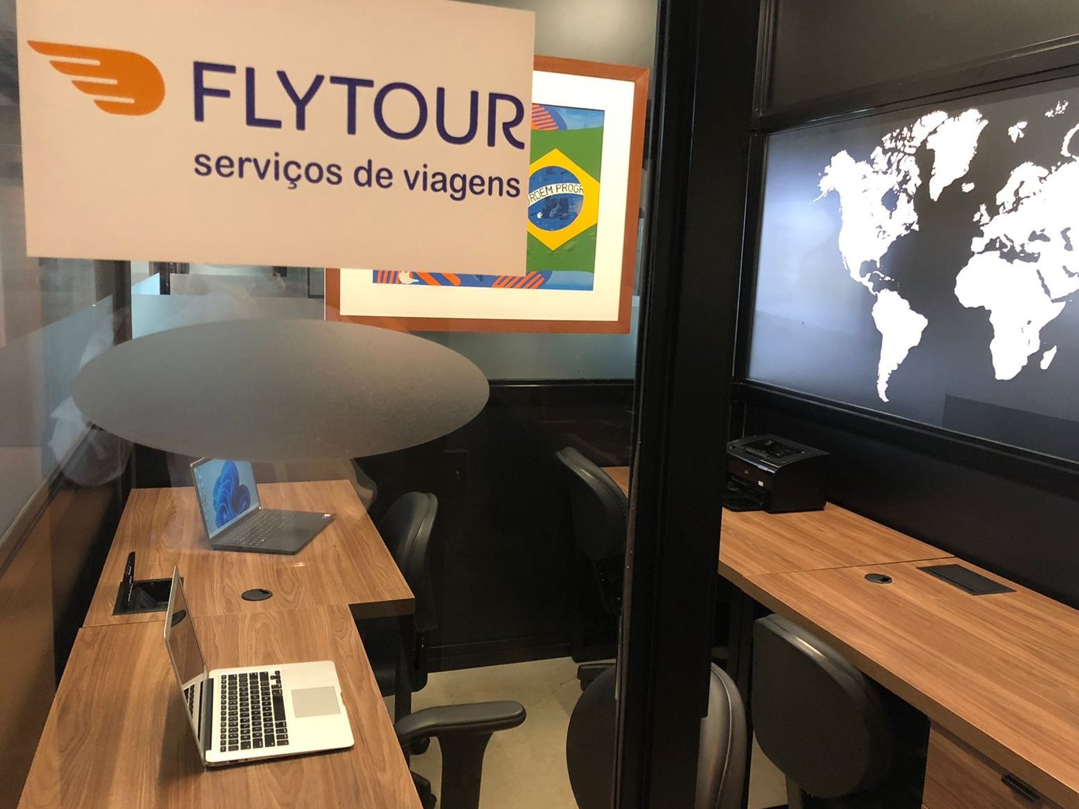 <br/>As empresas terão à disposição todos os serviços oferecidos pela empresa Flytour