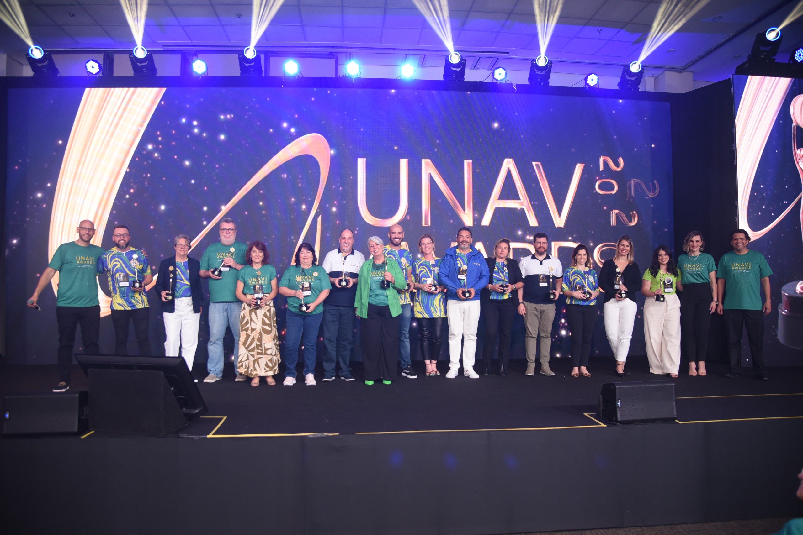 Equipe da Unav junto aos vencedores do Unav Awards 2022