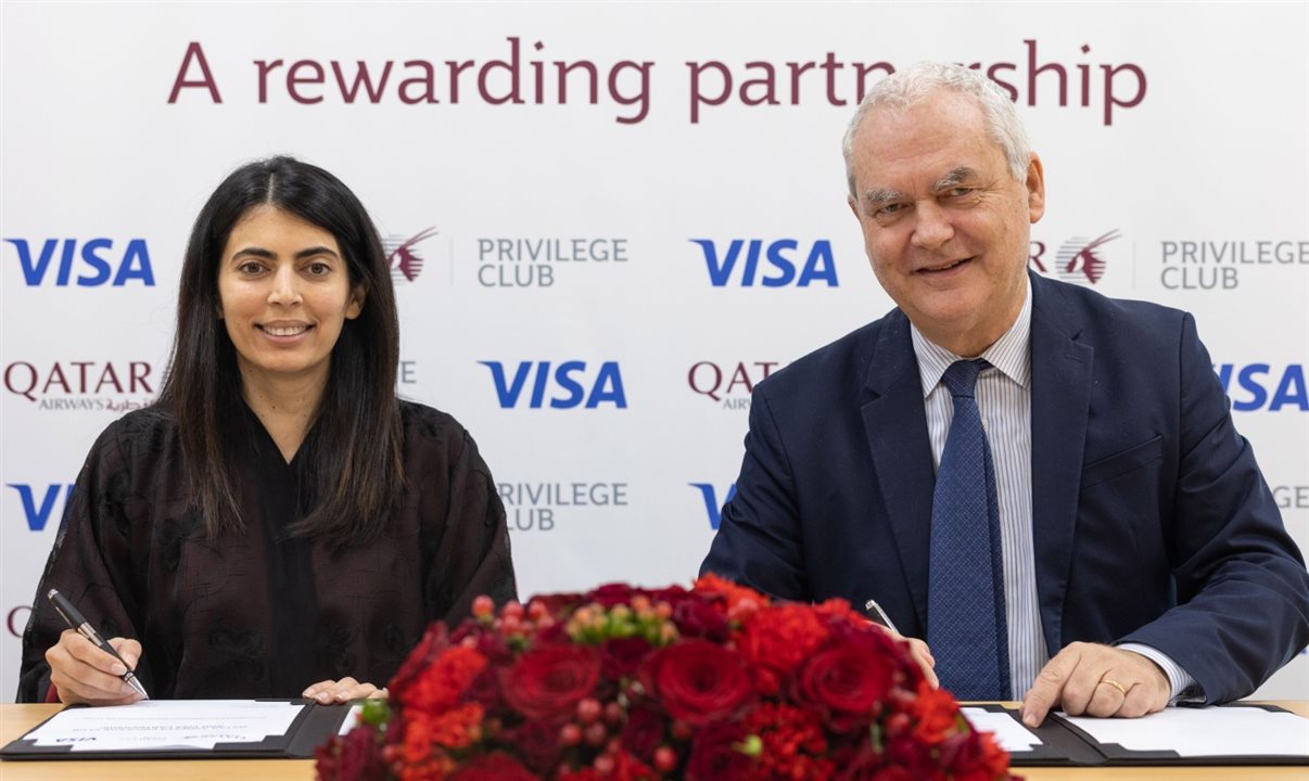 Saeeda Jaffar, da Visa, e Thierry Antinori, da Qatar Airways, assinam o acordo de parceria
