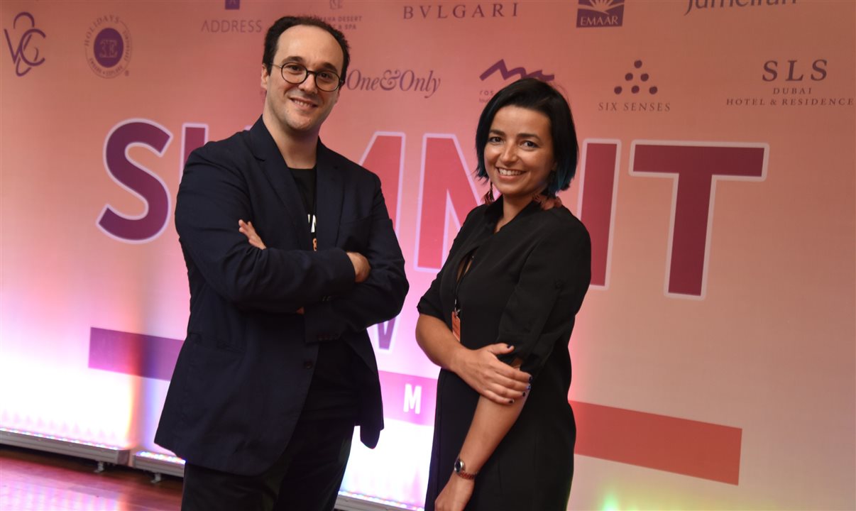 O CEO da Viagens & Cia, Thiago Cuencas, e a fundadora da Bemgsy, Carla Moura Pinheiro