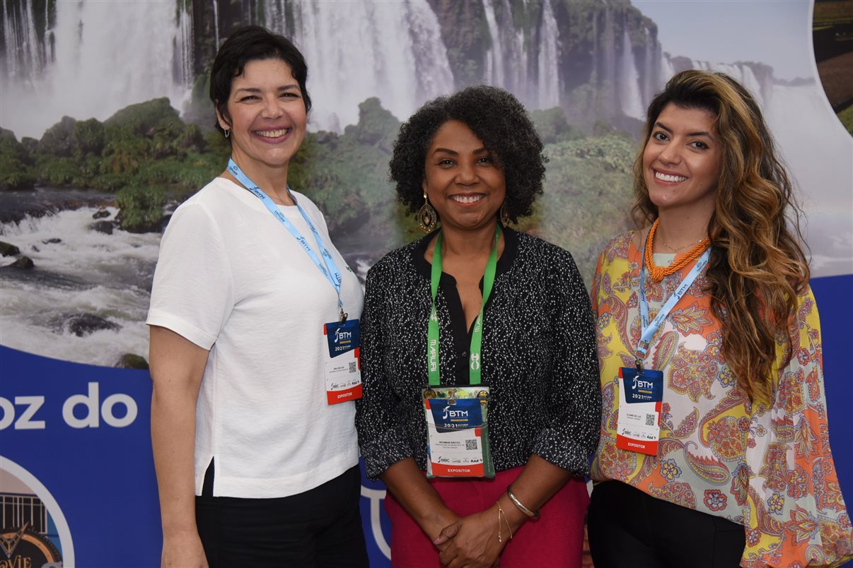 Neumari Brites, da prefeitura de Foz do Iguaçu (PR), entre Ana Zaccas, da Bourbon Hotéis, e Elaine da Luz, do Turismo de Paraná