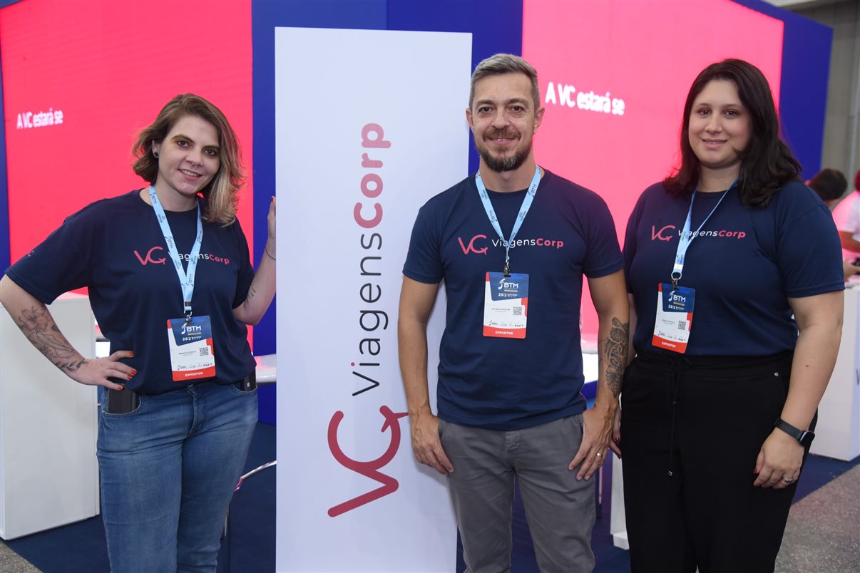 Amanda Vicente, Ricardo Assalim e Giulia Cipolla, da ViagensCorp, na BTM 2022