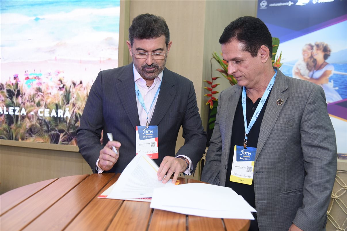  Alexandre Pereira e Murilo Santa Cruz assinando termo de cooperação