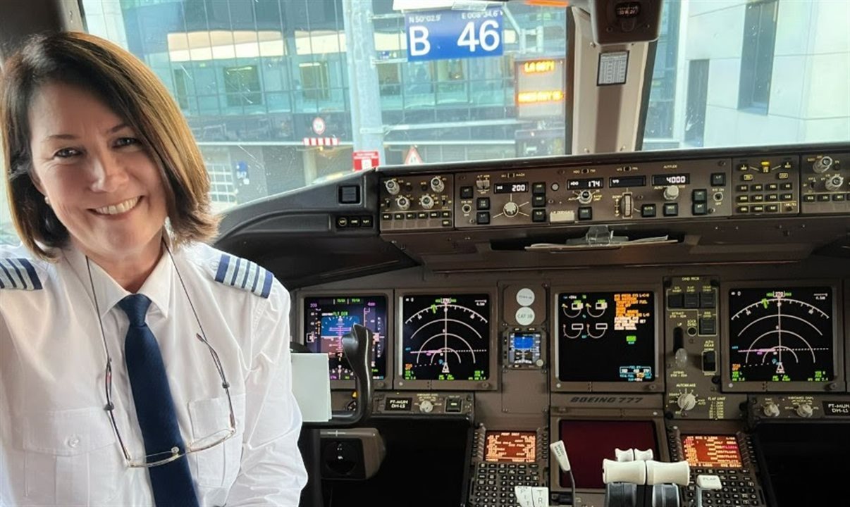 Claudine no cockpit do Boeing 777 