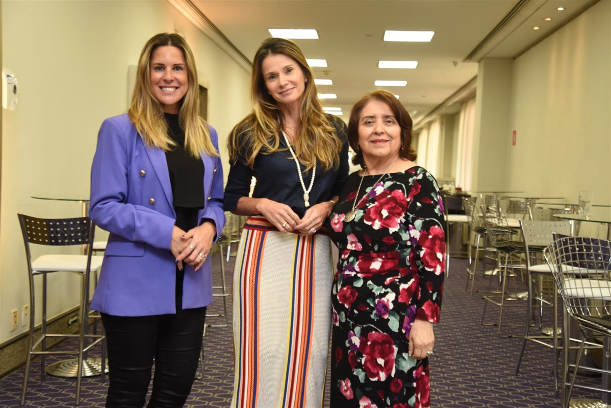 Giovana Jannuzzelli, da Alagev, entre Candela Fernández Wyngaard e Lupita Gómez, da GBTA