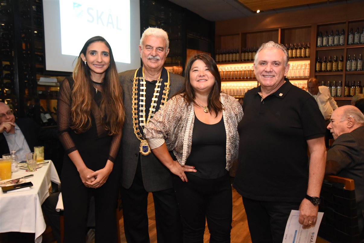 Walter Teixeira com os novos skalegas: Isabella Galvão Mesquita, Nancy Yoshida e Celso Aredes