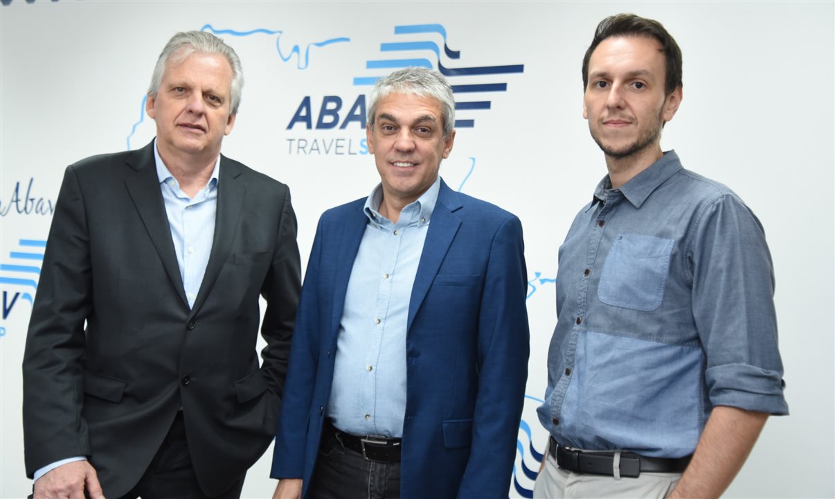 Edmar Bull, Fernando Santos e Bruno Waltrick, da diretoria da Abav-SP | Aviesp