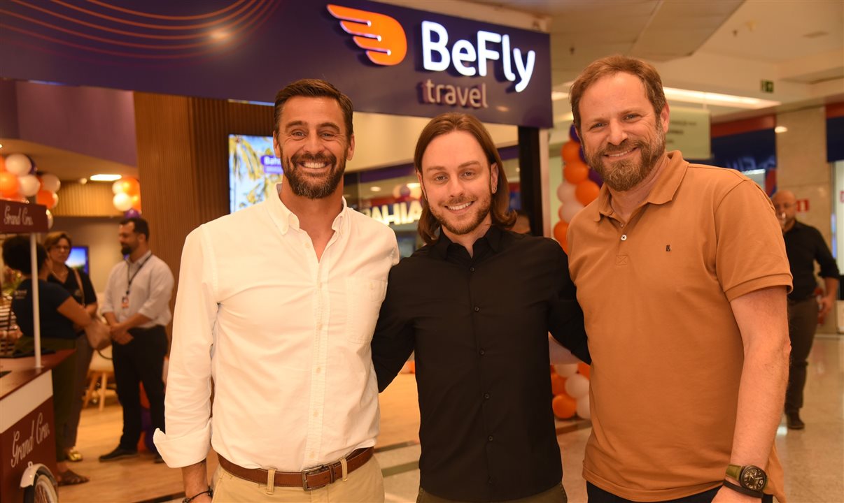 Fabio Oliveira (BeFly), Deivide Dalto (franqueado) e Luciano Guimarães (BeFly)